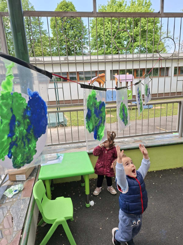 Naša zeleno modra krogla - Zemlja.